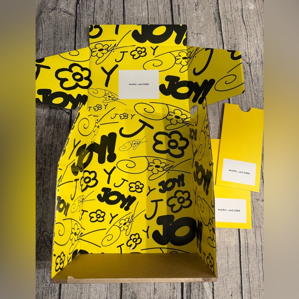 Marc Jacobs gift box/shipping box. - Picture 6 of 13